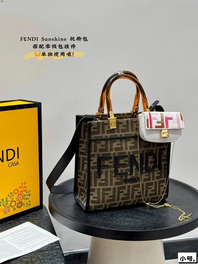  FENDI adjustable shoulder strap zipper closure FF embroidered shoulder crossbody bag
