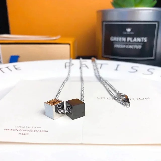 Louis Vuitton LV necklace jewelr