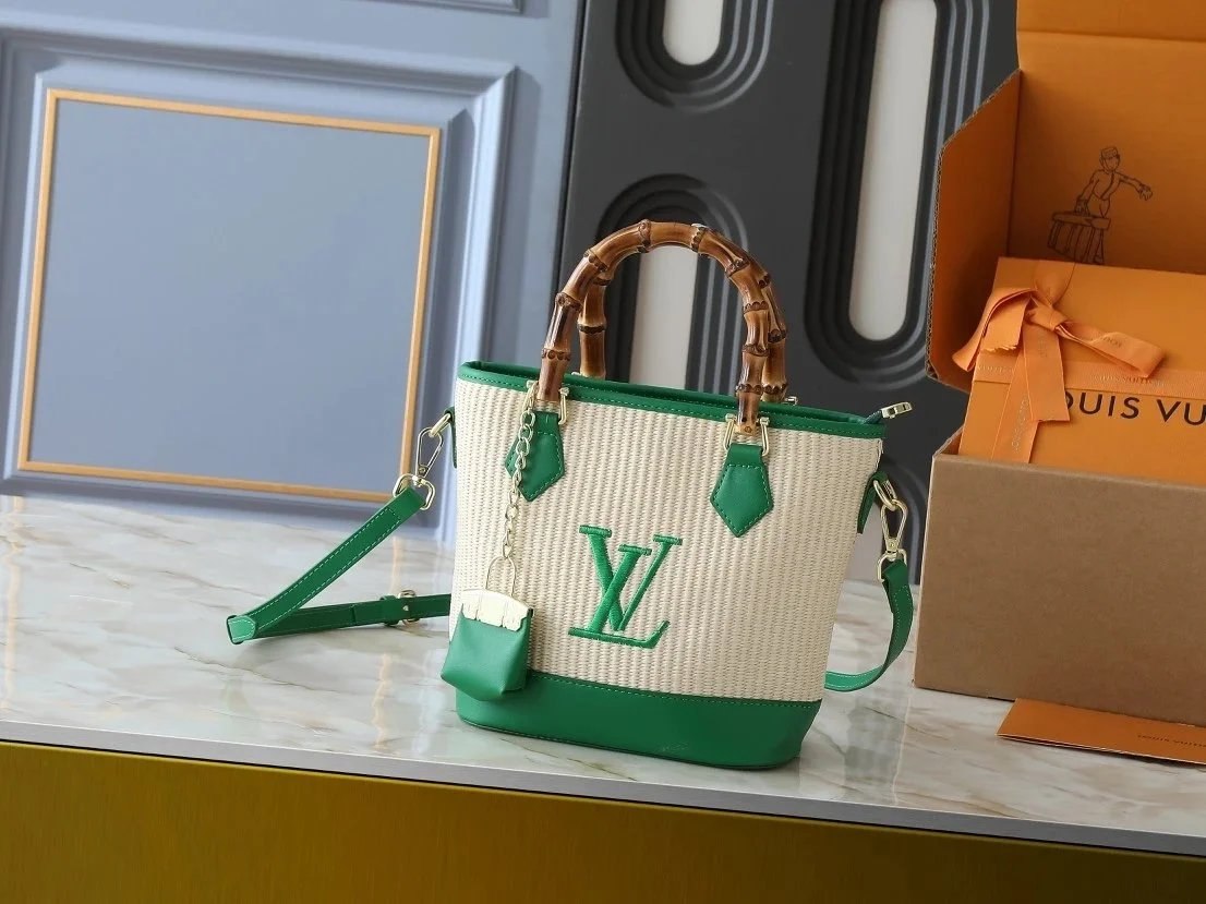 Louis Vuitton LV new large-capacity shoulder bag for women is fashionable and versatile